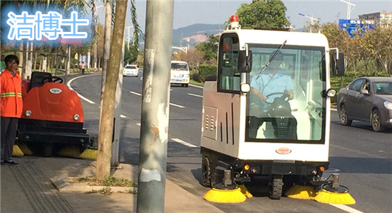 潔博士駕駛掃地車